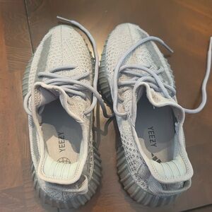 Yeezy youth gray size 5 new without the box